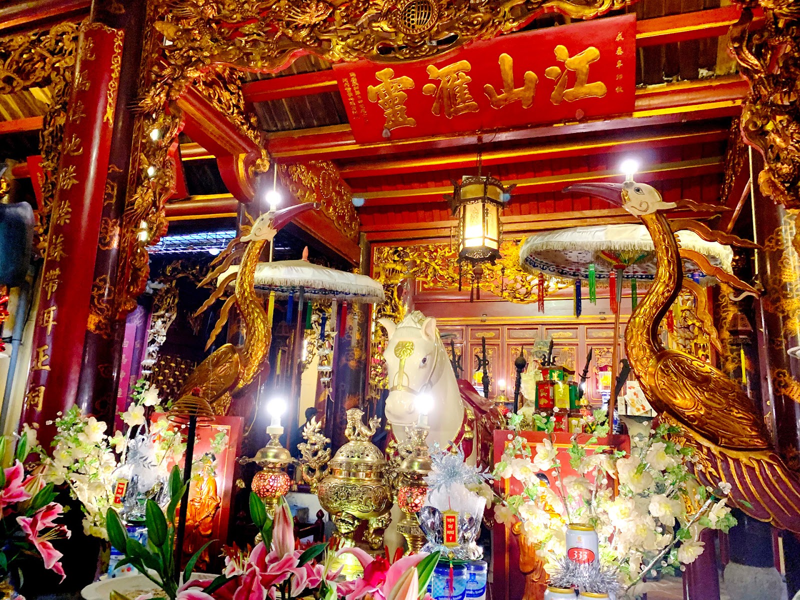 Bach Ma Temple