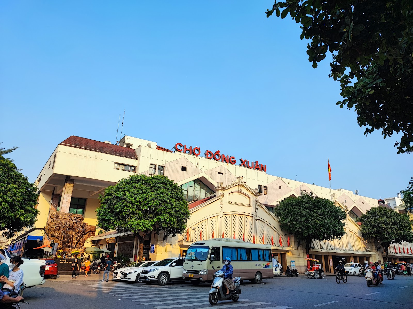 Dong Xuan Market