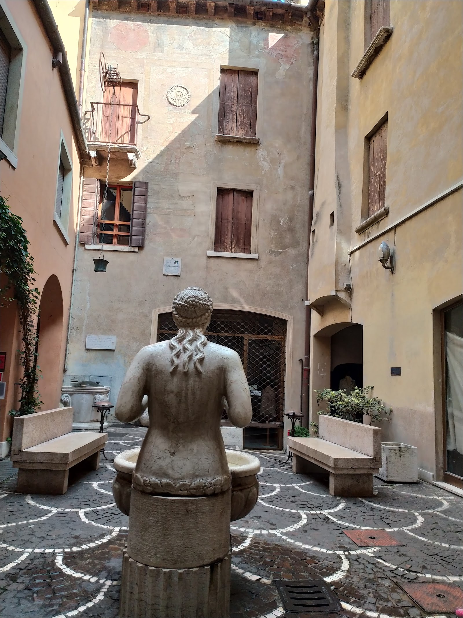 Fontana delle Tette