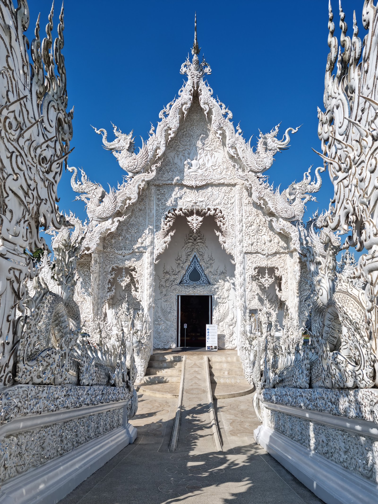 Wat Rong Khun (White Temple)