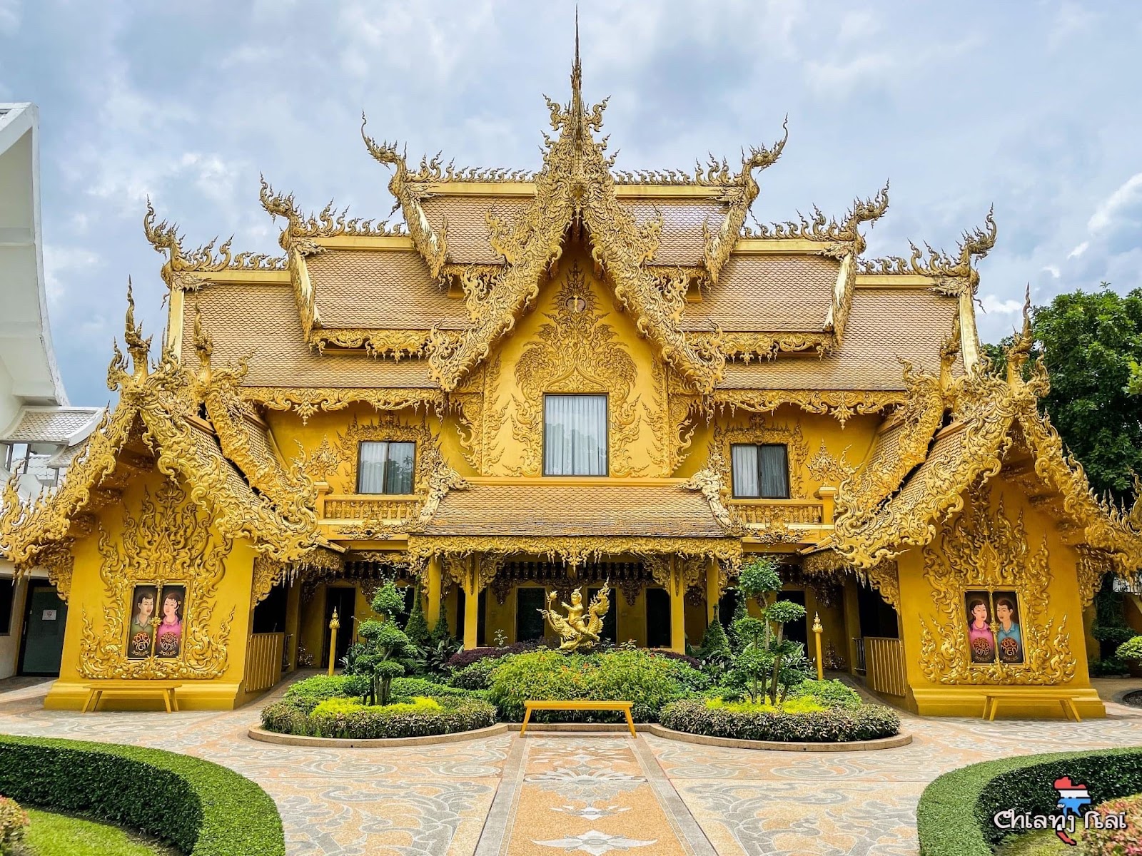 Wat Rong Khun (White Temple)