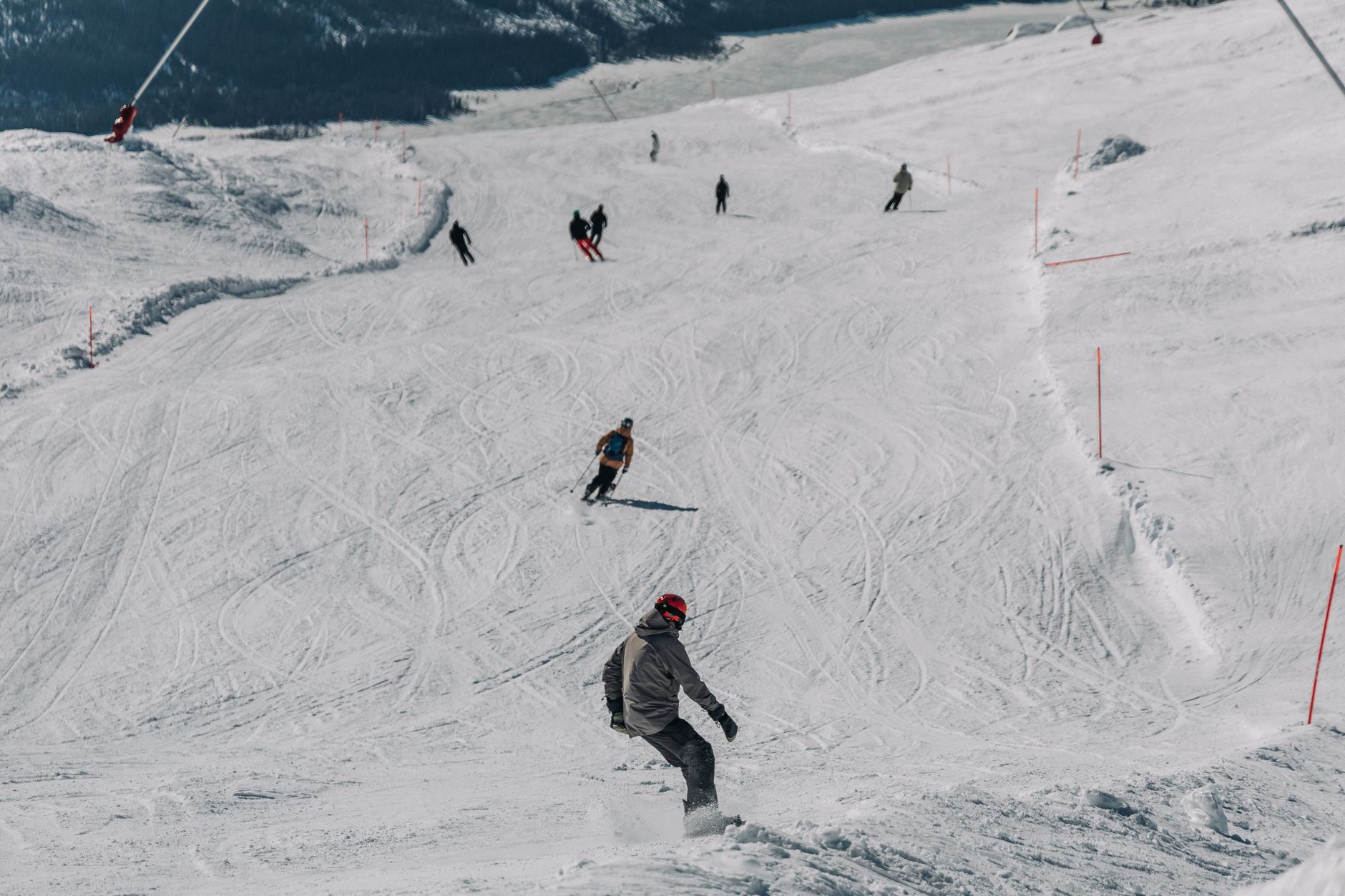 Winter sports & ski — travellers enjoying it